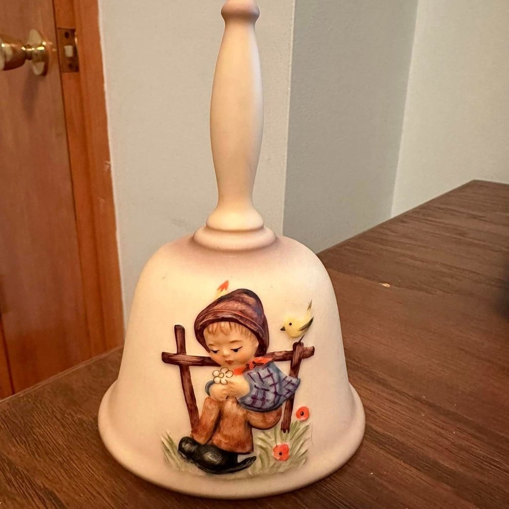 5th EDITION 1982 Annual Bell MJ GERMANY Hummel Goebel #704 Boy & Bird Flowers